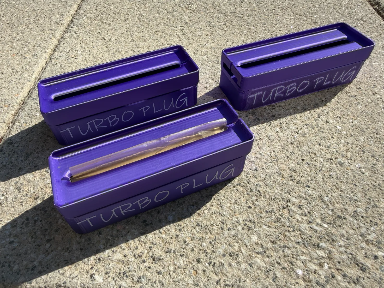 Dispensadores violeta seda, lettering incrustado en gris